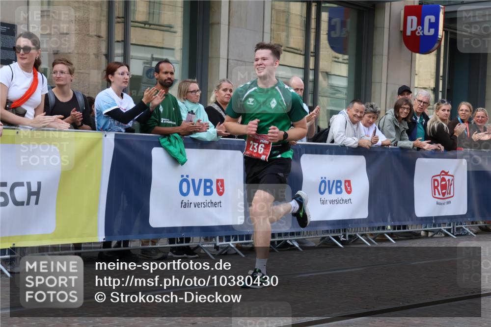13.09.2026 - 21. swb-Marathon Bremen Strokosch-Dieckow http://msf.ph/oto/10380430 13.09.2026 12:43:02 Ziel 236 meine-sportfotos.de