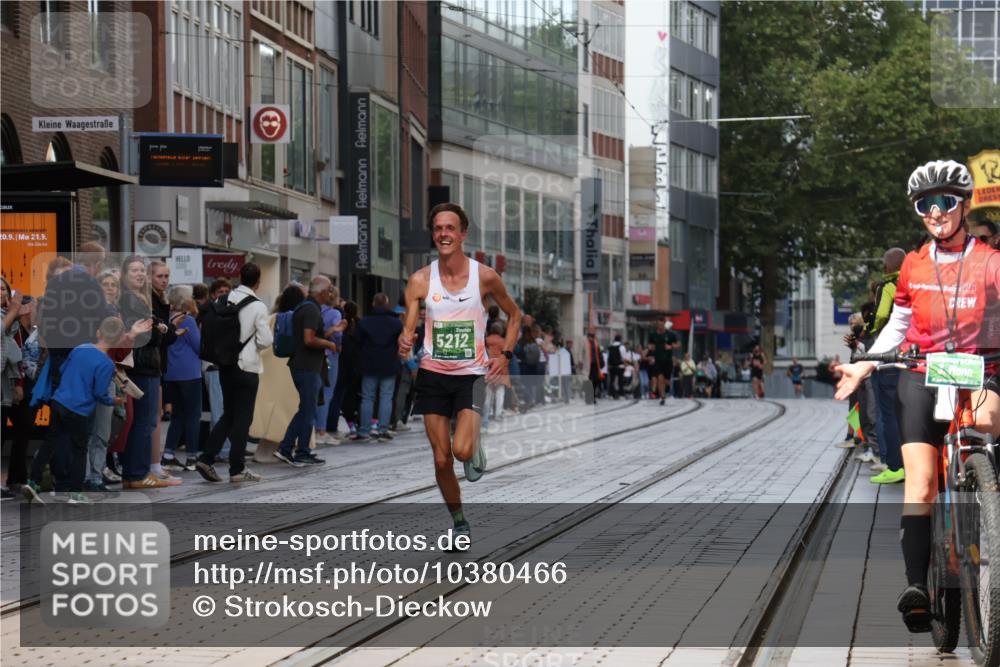 13.09.2026 - 21. swb-Marathon Bremen Strokosch-Dieckow http://msf.ph/oto/10380466 13.09.2026 12:43:28 Ziel 1567, 5212 meine-sportfotos.de