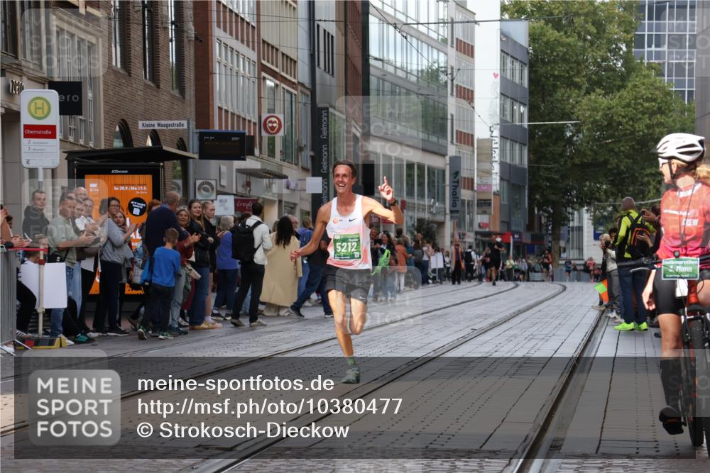 13.09.2026 - 21. swb-Marathon Bremen Strokosch-Dieckow http://msf.ph/oto/10380477 13.09.2026 12:43:28 Ziel 1567, 5212 meine-sportfotos.de