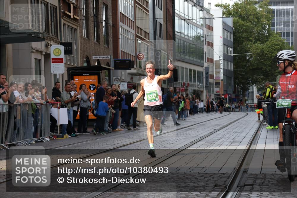 13.09.2026 - 21. swb-Marathon Bremen Strokosch-Dieckow http://msf.ph/oto/10380493 13.09.2026 12:43:29 Ziel 1567, 5212 meine-sportfotos.de