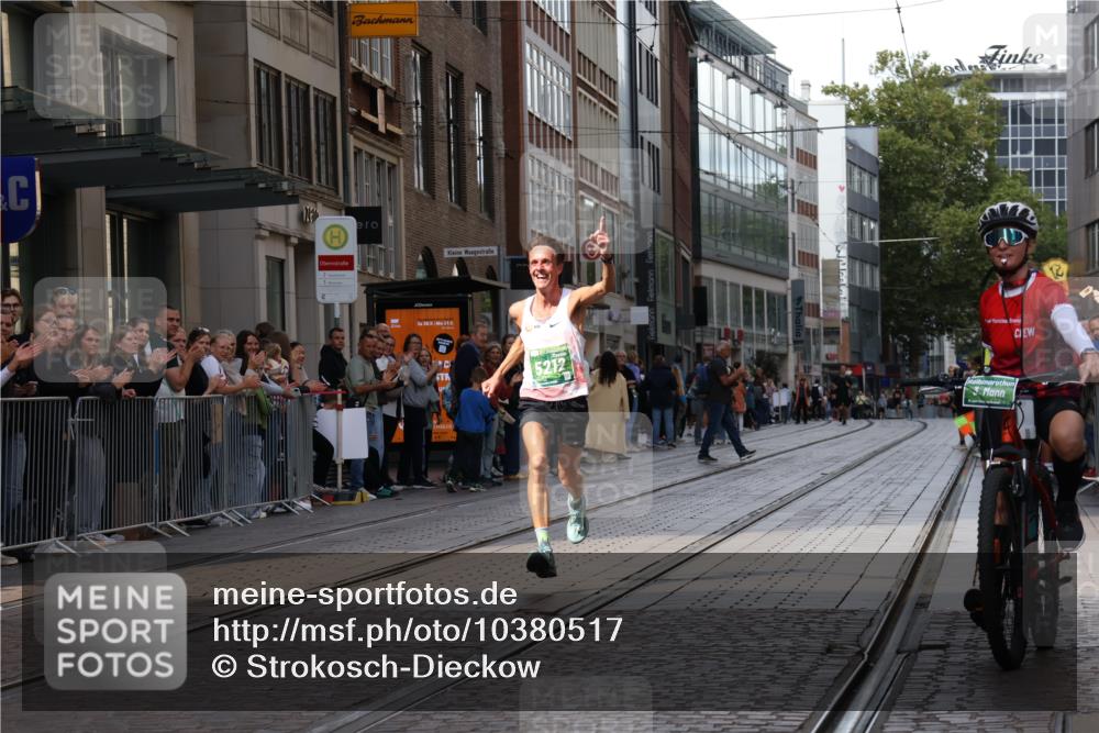 13.09.2026 - 21. swb-Marathon Bremen Strokosch-Dieckow http://msf.ph/oto/10380517 13.09.2026 12:43:30 Ziel 1567, 5212 meine-sportfotos.de