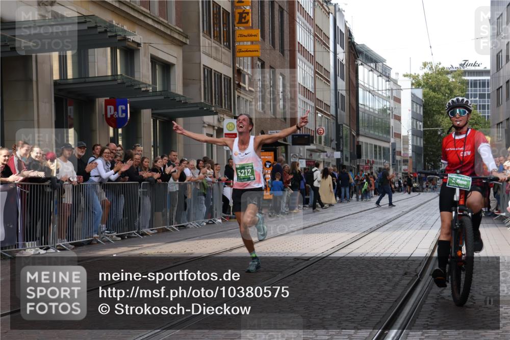 13.09.2026 - 21. swb-Marathon Bremen Strokosch-Dieckow http://msf.ph/oto/10380575 13.09.2026 12:43:30 Ziel 1567, 5212 meine-sportfotos.de