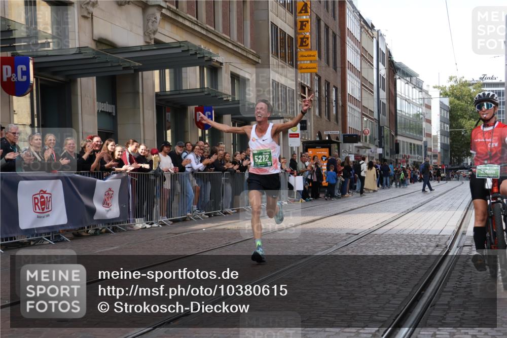 13.09.2026 - 21. swb-Marathon Bremen Strokosch-Dieckow http://msf.ph/oto/10380615 13.09.2026 12:43:31 Ziel 1567, 5212 meine-sportfotos.de