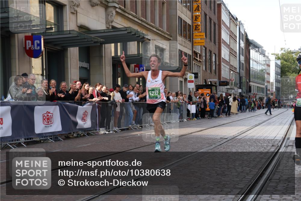 13.09.2026 - 21. swb-Marathon Bremen Strokosch-Dieckow http://msf.ph/oto/10380638 13.09.2026 12:43:31 Ziel 1567, 5212 meine-sportfotos.de