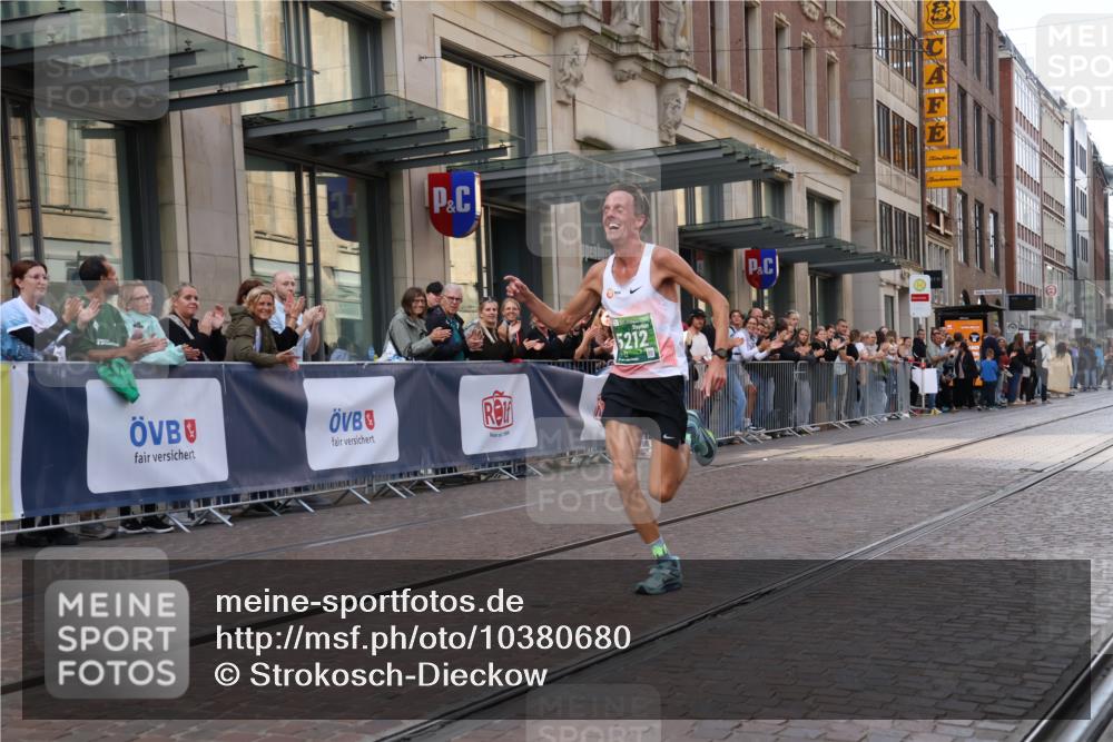 13.09.2026 - 21. swb-Marathon Bremen Strokosch-Dieckow http://msf.ph/oto/10380680 13.09.2026 12:43:32 Ziel 1567, 5212 meine-sportfotos.de