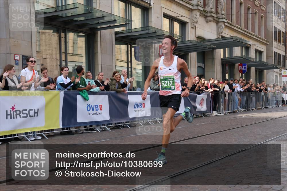 13.09.2026 - 21. swb-Marathon Bremen Strokosch-Dieckow http://msf.ph/oto/10380699 13.09.2026 12:43:32 Ziel 1567, 5212 meine-sportfotos.de