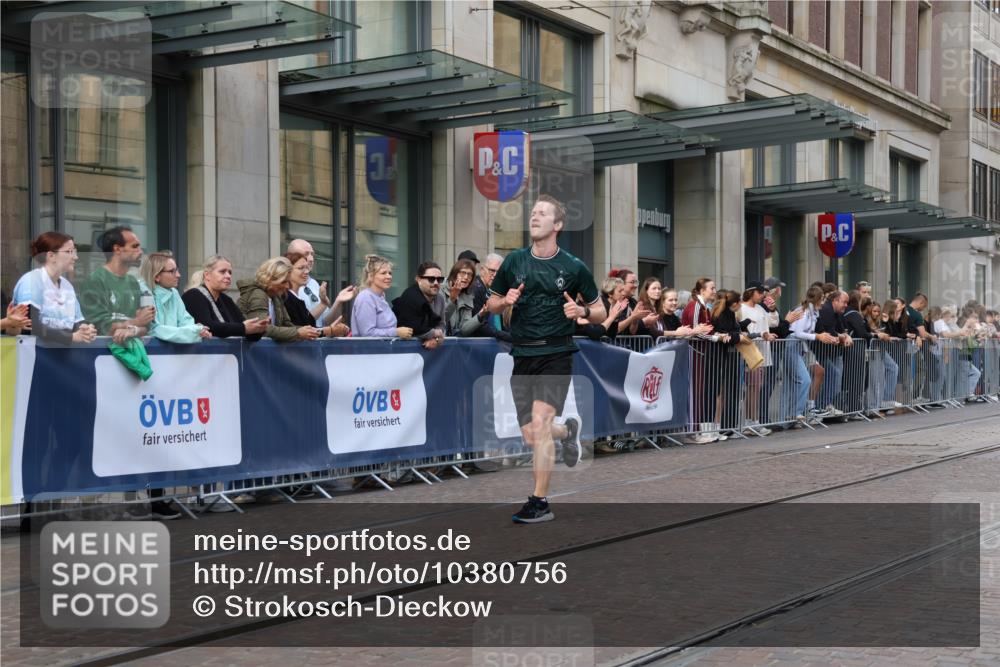 13.09.2026 - 21. swb-Marathon Bremen Strokosch-Dieckow http://msf.ph/oto/10380756 13.09.2026 12:43:54 Ziel 798, 1313, 1490, 2044, 6507, 1567, 5212 meine-sportfotos.de