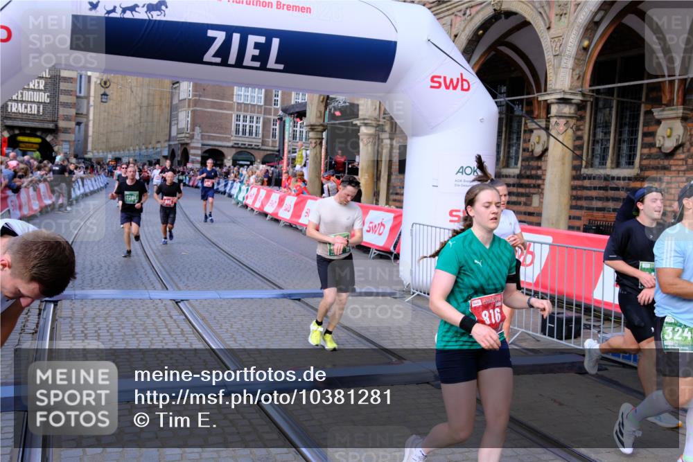 13.09.2026 - 21. swb-Marathon Bremen Tim E. http://msf.ph/oto/10381281 13.09.2026 13:17:26 Ziel 2052, 3246, 3706, 4156, 4805, 6624, 6704, 6759, 6953, 7284, 8111, 8418, 8858 meine-sportfotos.de