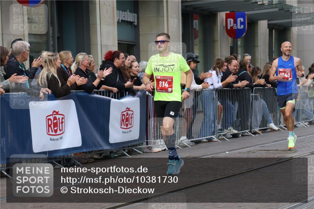 13.09.2026 - 21. swb-Marathon Bremen Strokosch-Dieckow http://msf.ph/oto/10381730 13.09.2026 12:45:10 Ziel 2032, 322, 814, 1187, 1544, 1840, 4474, 8285 meine-sportfotos.de