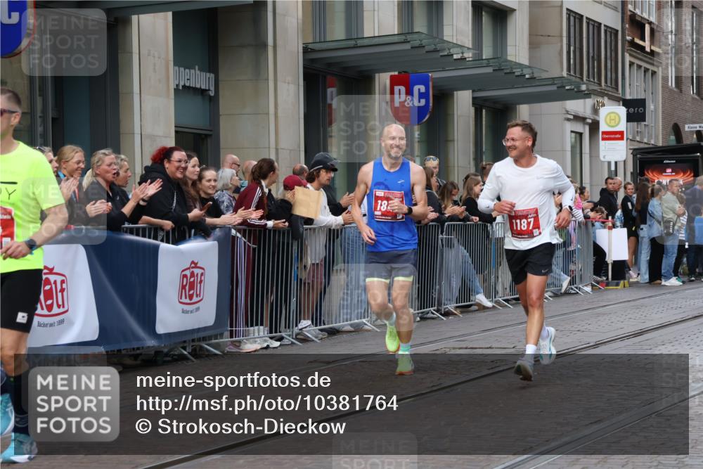 13.09.2026 - 21. swb-Marathon Bremen Strokosch-Dieckow http://msf.ph/oto/10381764 13.09.2026 12:45:11 Ziel 2032, 322, 814, 1187, 1544, 1840, 4474, 8285 meine-sportfotos.de