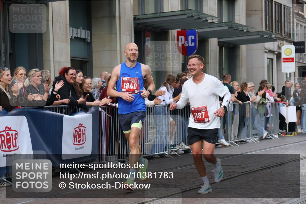 13.09.2026 - 21. swb-Marathon Bremen Strokosch-Dieckow http://msf.ph/oto/10381783 13.09.2026 12:45:11 Ziel 2032, 322, 814, 1187, 1544, 1840, 4474, 8285 meine-sportfotos.de