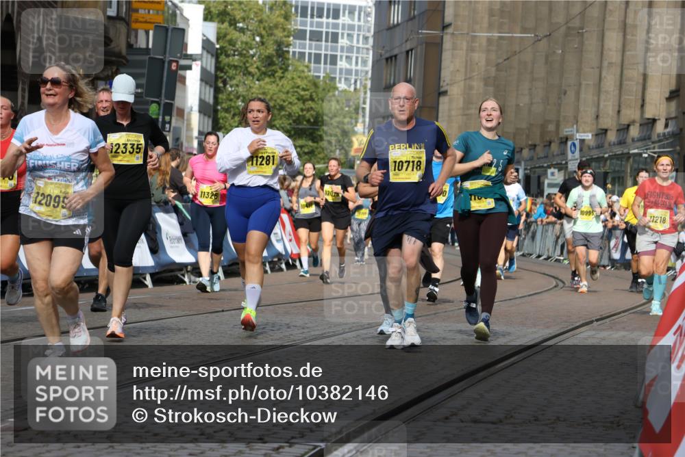 13.09.2026 - 21. swb-Marathon Bremen Strokosch-Dieckow http://msf.ph/oto/10382146 13.09.2026 11:05:15 Ziel 10198, 10283, 10315, 10465, 10729, 10741, 10850, 10855, 10856, 10940, 10975, 11006, 11133, 11272, 11395, 11518, 11757, 11939, 12002, 12005, 12064, 12235, 12420, 12493, 12495, 12498, 12500, 12502, 12522, 12563, 10186, 10411, 10432, 10697, 10717, 10802, 11146, 11314, 11334, 11387, 11394, 11521, 11571, 11572, 12055, 12251 meine-sportfotos.de