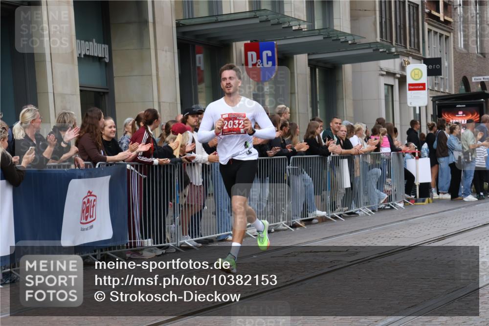 13.09.2026 - 21. swb-Marathon Bremen Strokosch-Dieckow http://msf.ph/oto/10382153 13.09.2026 12:45:52 Ziel 103, 1352, 2143, 8044, 2032 meine-sportfotos.de