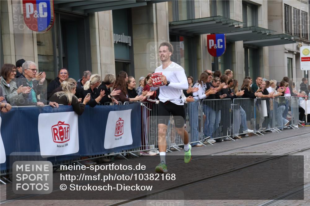 13.09.2026 - 21. swb-Marathon Bremen Strokosch-Dieckow http://msf.ph/oto/10382168 13.09.2026 12:45:53 Ziel 103, 1352, 2143, 8044, 2032 meine-sportfotos.de