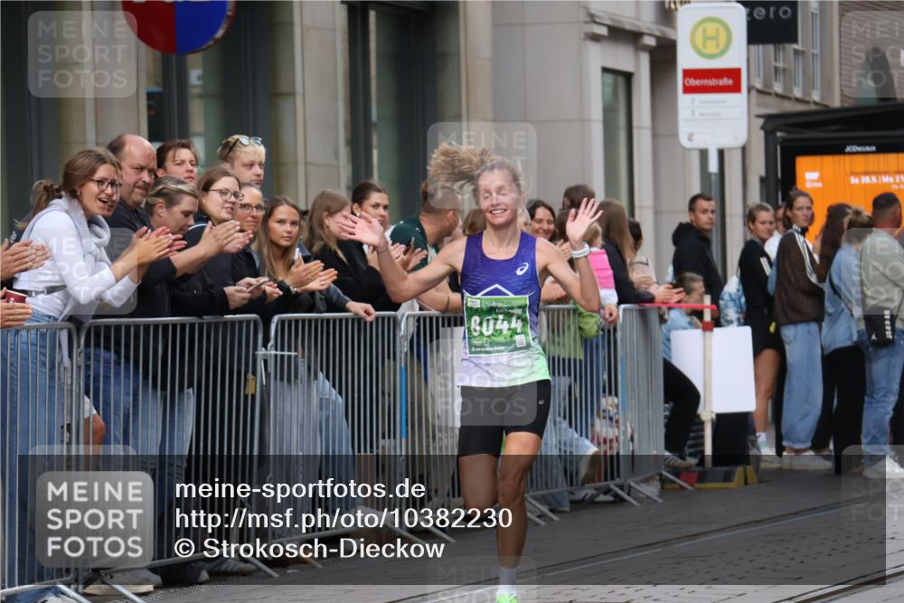 13.09.2026 - 21. swb-Marathon Bremen Strokosch-Dieckow http://msf.ph/oto/10382230 13.09.2026 12:45:57 Ziel 103, 1352, 2143, 8044, 2032 meine-sportfotos.de