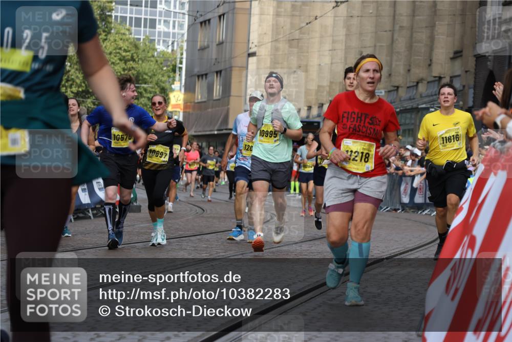 13.09.2026 - 21. swb-Marathon Bremen Strokosch-Dieckow http://msf.ph/oto/10382283 13.09.2026 11:05:19 Ziel 10315, 10370, 10465, 10718, 10729, 10741, 10850, 10855, 10856, 10975, 11105, 11133, 11272, 11281, 11395, 11518, 11757, 11900, 11939, 12002, 12064, 12099, 12235, 12335, 12420, 12493, 12495, 12498, 12500, 12502, 12522, 12563, 10186, 10432, 10717, 11146, 11314, 11334, 11387, 11394, 11521, 11571, 11572, 11724, 11892, 12055, 12251, 12273, 12330, 12362 meine-sportfotos.de
