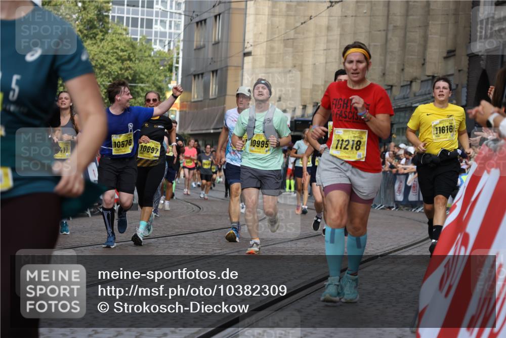 13.09.2026 - 21. swb-Marathon Bremen Strokosch-Dieckow http://msf.ph/oto/10382309 13.09.2026 11:05:19 Ziel 10315, 10370, 10465, 10718, 10729, 10741, 10850, 10855, 10856, 10975, 11105, 11133, 11272, 11281, 11395, 11518, 11757, 11900, 11939, 12002, 12064, 12099, 12235, 12335, 12420, 12493, 12495, 12498, 12500, 12502, 12522, 12563, 10186, 10432, 10717, 11146, 11314, 11334, 11387, 11394, 11521, 11571, 11572, 11724, 11892, 12055, 12251, 12273, 12330, 12362 meine-sportfotos.de