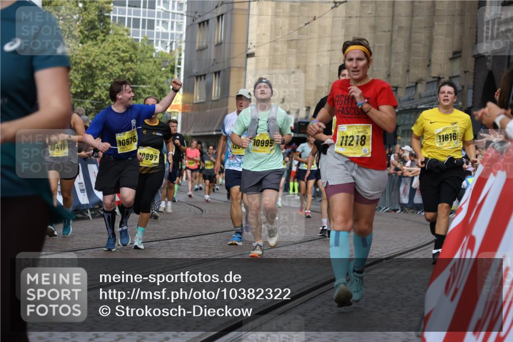 13.09.2026 - 21. swb-Marathon Bremen Strokosch-Dieckow http://msf.ph/oto/10382322 13.09.2026 11:05:19 Ziel 10315, 10370, 10465, 10718, 10729, 10741, 10850, 10855, 10856, 10975, 11105, 11133, 11272, 11281, 11395, 11518, 11757, 11900, 11939, 12002, 12064, 12099, 12235, 12335, 12420, 12493, 12495, 12498, 12500, 12502, 12522, 12563, 10186, 10432, 10717, 11146, 11314, 11334, 11387, 11394, 11521, 11571, 11572, 11724, 11892, 12055, 12251, 12273, 12330, 12362 meine-sportfotos.de