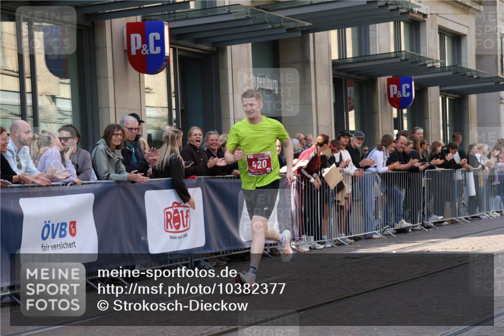 13.09.2026 - 21. swb-Marathon Bremen Strokosch-Dieckow http://msf.ph/oto/10382377 13.09.2026 12:47:41 Ziel 358, 447, 875, 420, 991, 1161, 1783 meine-sportfotos.de