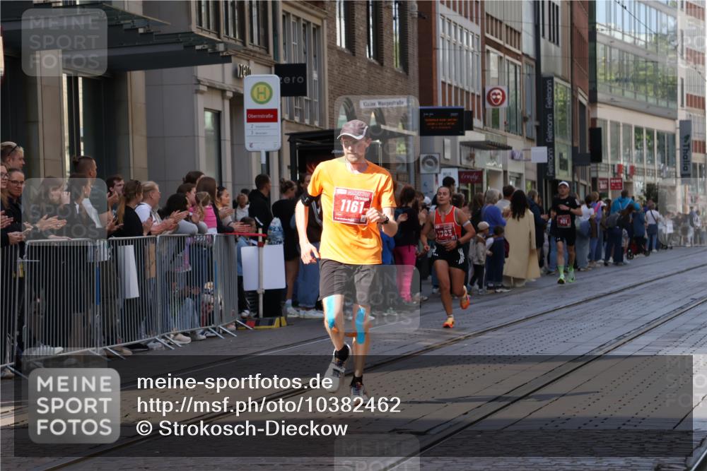 13.09.2026 - 21. swb-Marathon Bremen Strokosch-Dieckow http://msf.ph/oto/10382462 13.09.2026 12:47:48 Ziel 358, 447, 420, 875, 991, 1161, 1783 meine-sportfotos.de