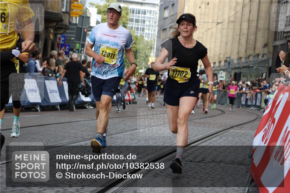 13.09.2026 - 21. swb-Marathon Bremen Strokosch-Dieckow http://msf.ph/oto/10382538 13.09.2026 11:05:24 Ziel 10370, 10465, 10718, 10741, 10800, 10850, 10975, 10995, 11102, 11105, 11133, 11157, 11218, 11281, 11584, 11616, 11722, 11900, 11939, 12002, 12064, 12099, 12235, 12335, 12522, 10186, 10259, 10260, 10432, 10864, 11146, 11314, 11387, 11394, 11520, 11521, 11571, 11572, 11724, 11791, 11892, 11947, 12055, 12156, 12251, 12273, 12330, 12362, 12501 meine-sportfotos.de