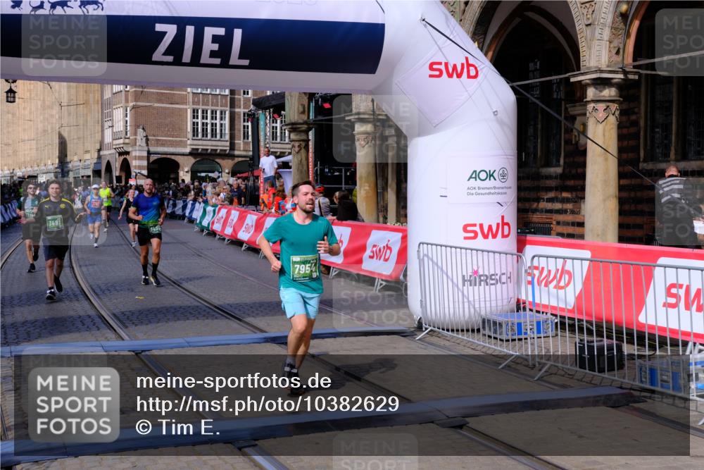 13.09.2026 - 21. swb-Marathon Bremen Tim E. http://msf.ph/oto/10382629 13.09.2026 13:18:40 Ziel 1146, 1419, 2055, 3458, 5307, 5460, 6293, 6294, 6818, 7491, 7731, 7954, 8404, 8872, 9019, 9134, 9275, 10065, 13150 meine-sportfotos.de