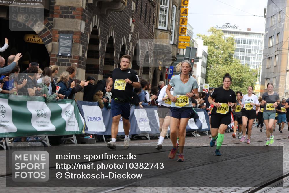 13.09.2026 - 21. swb-Marathon Bremen Strokosch-Dieckow http://msf.ph/oto/10382743 13.09.2026 11:05:33 Ziel 10370, 10411, 10576, 10697, 10717, 10718, 10800, 10802, 10995, 11102, 11105, 11157, 11218, 11281, 11326, 11334, 11584, 11616, 11722, 11900, 12002, 12011, 12064, 12079, 12080, 12099, 12335, 10168, 10238, 10259, 10260, 10457, 10864, 11024, 11520, 11791, 11947, 12156, 12362, 12378, 12501, 12773 meine-sportfotos.de