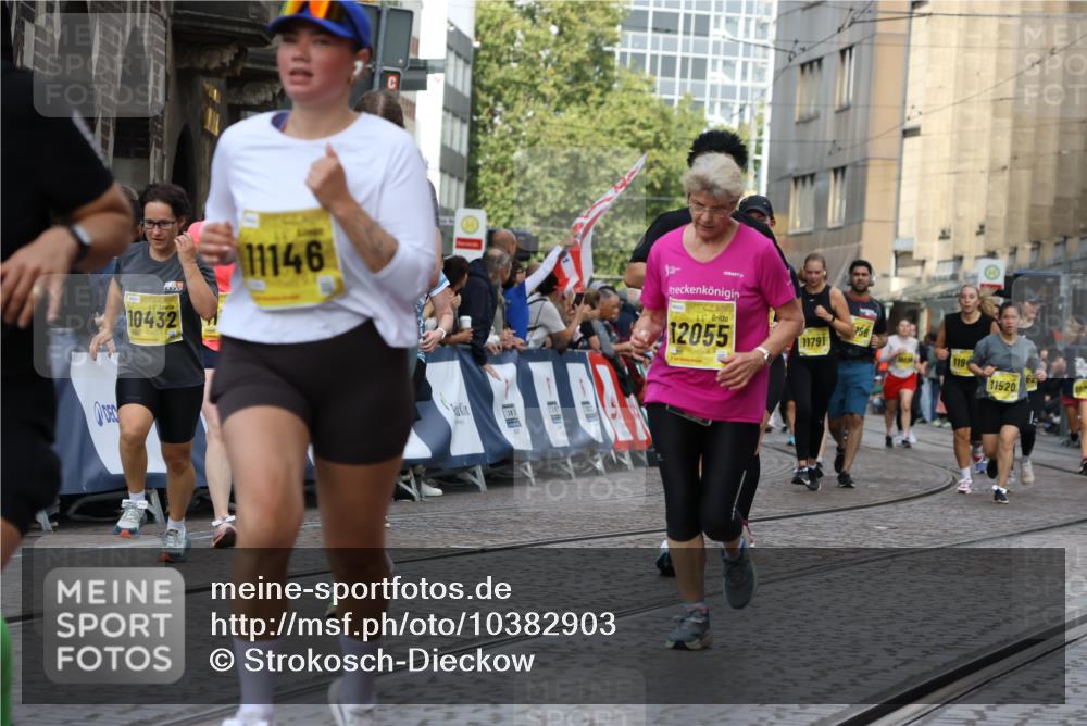13.09.2026 - 21. swb-Marathon Bremen Strokosch-Dieckow http://msf.ph/oto/10382903 13.09.2026 11:05:36 Ziel 10370, 10411, 10576, 10697, 10717, 10718, 10800, 10802, 10995, 11102, 11105, 11157, 11218, 11281, 11326, 11334, 11584, 11616, 11722, 11900, 12011, 12079, 12080, 12099, 12251, 12335, 10168, 10238, 10305, 10457, 11024, 11947, 12156, 12378, 12501, 12523, 12528, 12773 meine-sportfotos.de