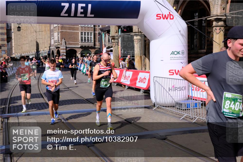 13.09.2026 - 21. swb-Marathon Bremen Tim E. http://msf.ph/oto/10382907 13.09.2026 13:18:58 Ziel 465, 2324, 2948, 3631, 4120, 4413, 4642, 5867, 6787, 7104, 7163, 7245, 7731, 8404, 8540, 8743, 8872, 9019, 9275, 9327, 9833 meine-sportfotos.de