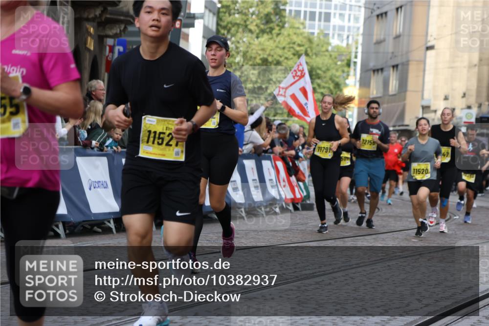 13.09.2026 - 21. swb-Marathon Bremen Strokosch-Dieckow http://msf.ph/oto/10382937 13.09.2026 11:05:39 Ziel 10186, 10411, 10432, 10576, 10697, 10717, 10800, 10802, 10995, 11102, 11105, 11146, 11157, 11218, 11326, 11334, 11394, 11571, 11572, 11584, 11616, 11722, 11900, 12011, 12055, 12079, 12080, 12251, 12335, 10018, 10168, 10238, 10305, 10382, 10457, 11024, 11164, 12378, 12523, 12528, 12773 meine-sportfotos.de