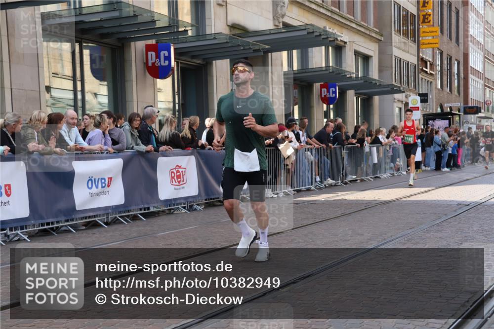 13.09.2026 - 21. swb-Marathon Bremen Strokosch-Dieckow http://msf.ph/oto/10382949 13.09.2026 12:48:11 Ziel 5428, 358, 447, 875 meine-sportfotos.de