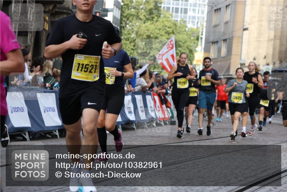 13.09.2026 - 21. swb-Marathon Bremen Strokosch-Dieckow http://msf.ph/oto/10382961 13.09.2026 11:05:39 Ziel 10186, 10411, 10432, 10576, 10697, 10717, 10800, 10802, 10995, 11102, 11105, 11146, 11157, 11218, 11326, 11334, 11394, 11571, 11572, 11584, 11616, 11722, 11900, 12011, 12055, 12079, 12080, 12251, 12335, 10018, 10168, 10238, 10305, 10382, 10457, 11024, 11164, 12378, 12523, 12528, 12773 meine-sportfotos.de