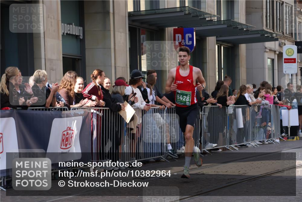 13.09.2026 - 21. swb-Marathon Bremen Strokosch-Dieckow http://msf.ph/oto/10382964 13.09.2026 12:48:13 Ziel 314, 5428, 358, 447 meine-sportfotos.de