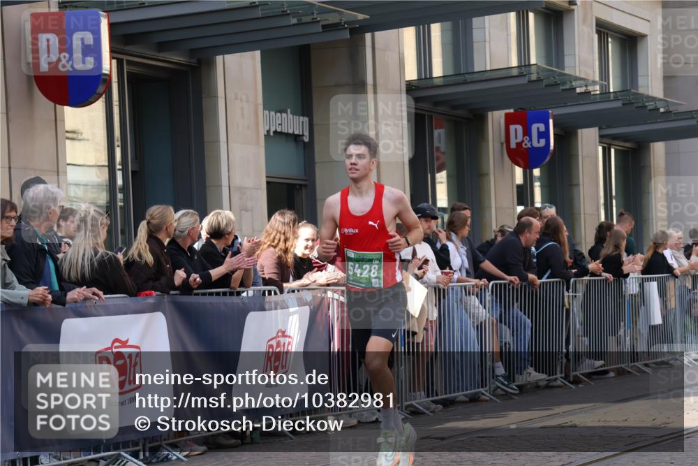 13.09.2026 - 21. swb-Marathon Bremen Strokosch-Dieckow http://msf.ph/oto/10382981 13.09.2026 12:48:14 Ziel 314, 5428, 358, 447 meine-sportfotos.de