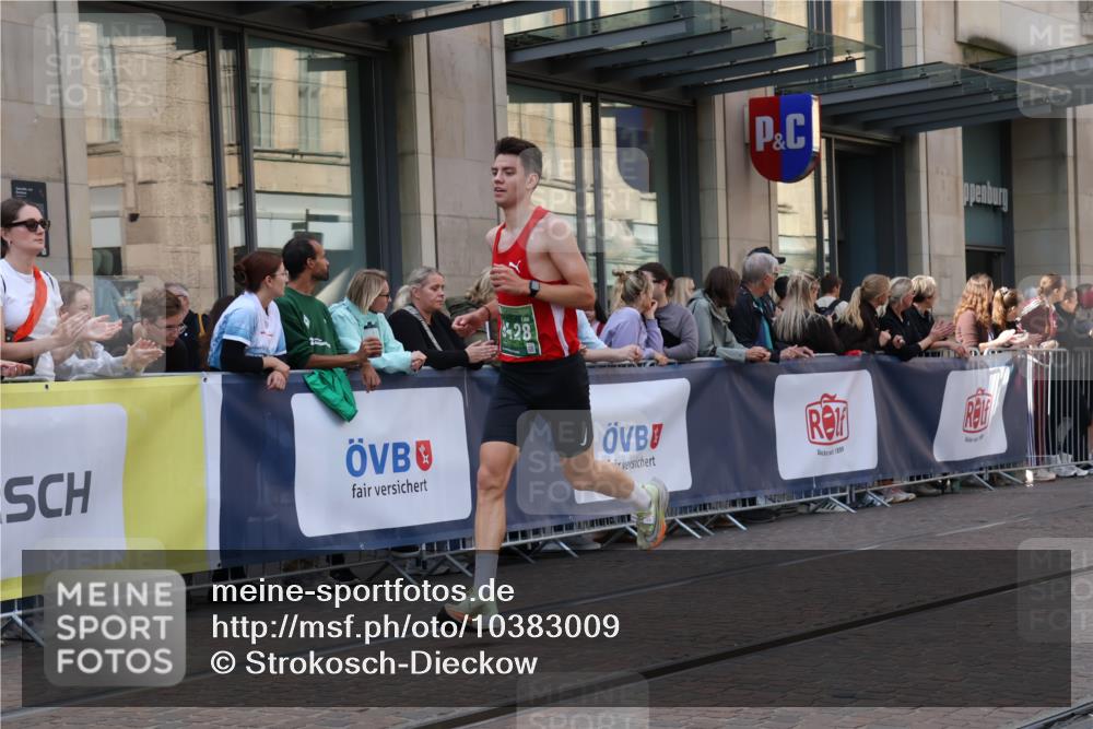13.09.2026 - 21. swb-Marathon Bremen Strokosch-Dieckow http://msf.ph/oto/10383009 13.09.2026 12:48:15 Ziel 314, 5428, 358, 447 meine-sportfotos.de