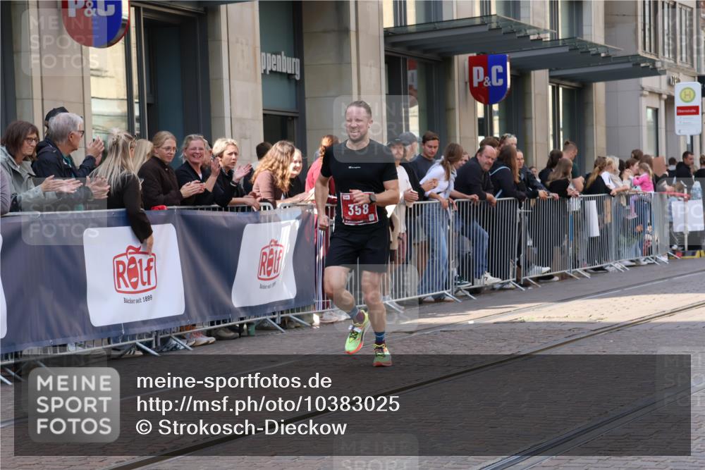 13.09.2026 - 21. swb-Marathon Bremen Strokosch-Dieckow http://msf.ph/oto/10383025 13.09.2026 12:48:18 Ziel 314, 5428, 358, 447 meine-sportfotos.de