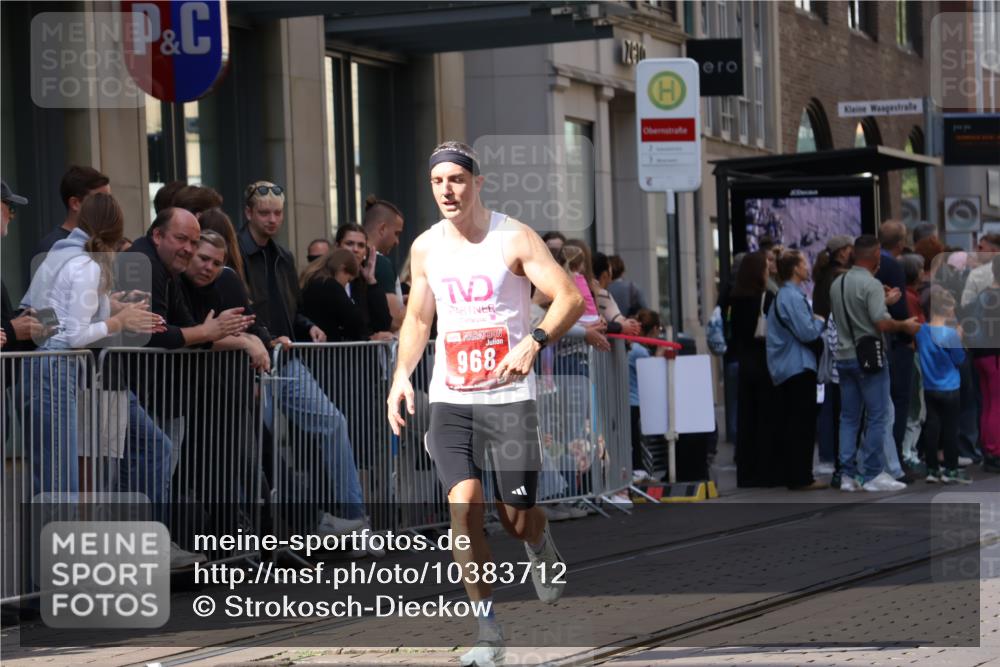 13.09.2026 - 21. swb-Marathon Bremen Strokosch-Dieckow http://msf.ph/oto/10383712 13.09.2026 12:49:41 Ziel 547, 719, 968, 1483 meine-sportfotos.de