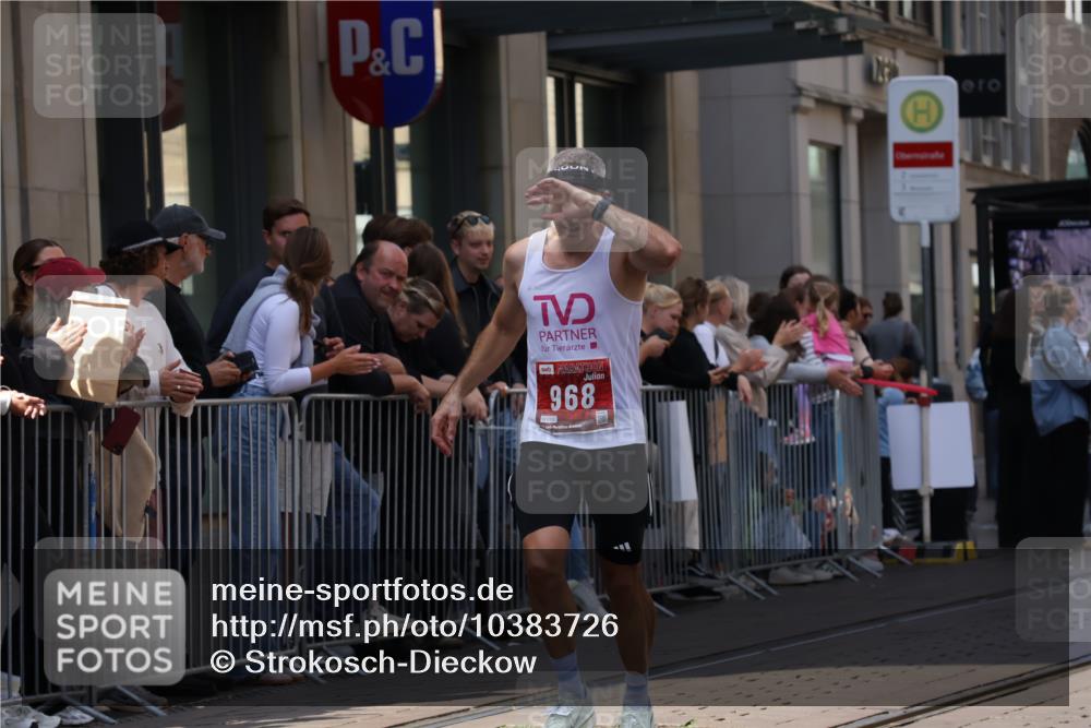 13.09.2026 - 21. swb-Marathon Bremen Strokosch-Dieckow http://msf.ph/oto/10383726 13.09.2026 12:49:42 Ziel 547, 719, 968, 1483 meine-sportfotos.de