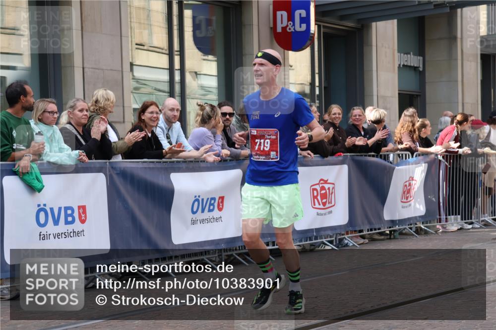 13.09.2026 - 21. swb-Marathon Bremen Strokosch-Dieckow http://msf.ph/oto/10383901 13.09.2026 12:49:53 Ziel 520, 547, 7692, 719, 968 meine-sportfotos.de