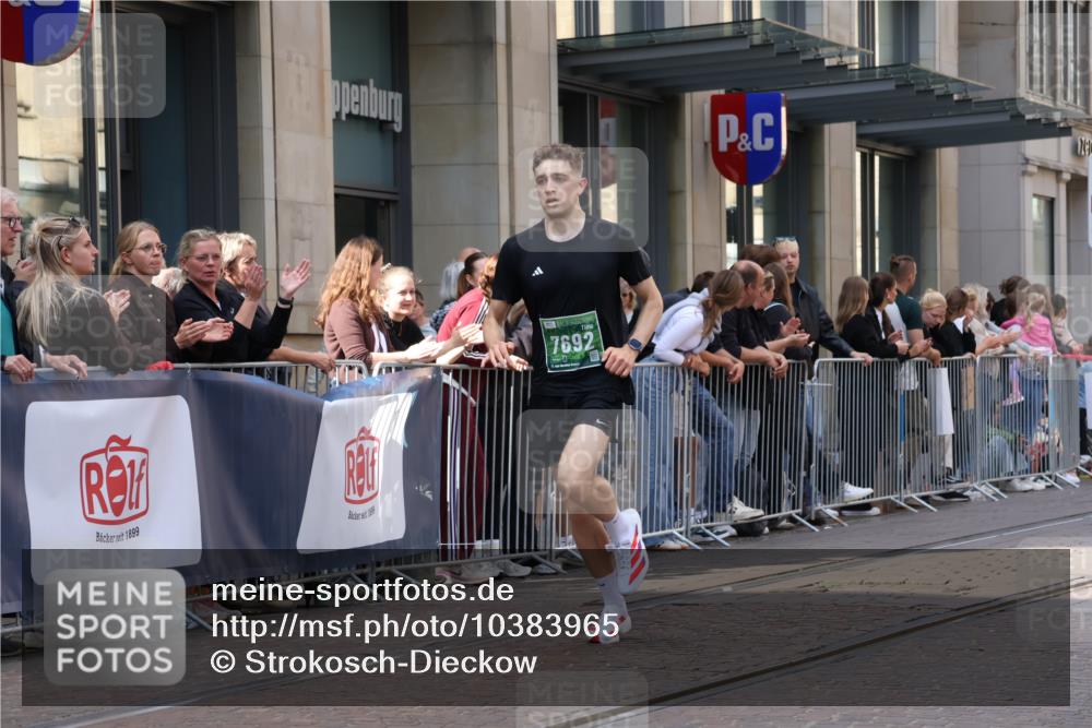 13.09.2026 - 21. swb-Marathon Bremen Strokosch-Dieckow http://msf.ph/oto/10383965 13.09.2026 12:50:02 Ziel 520, 4232, 7692, 547, 719 meine-sportfotos.de