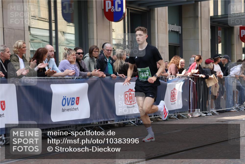 13.09.2026 - 21. swb-Marathon Bremen Strokosch-Dieckow http://msf.ph/oto/10383996 13.09.2026 12:50:02 Ziel 520, 4232, 7692, 547, 719 meine-sportfotos.de