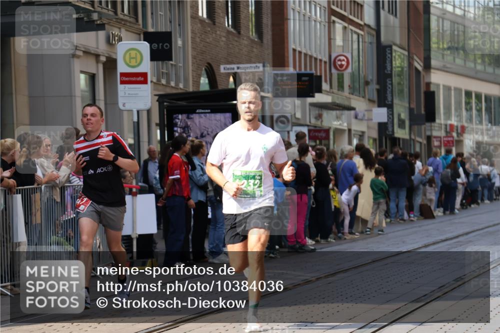 13.09.2026 - 21. swb-Marathon Bremen Strokosch-Dieckow http://msf.ph/oto/10384036 13.09.2026 12:50:10 Ziel 520, 4232, 8075, 547, 7692 meine-sportfotos.de