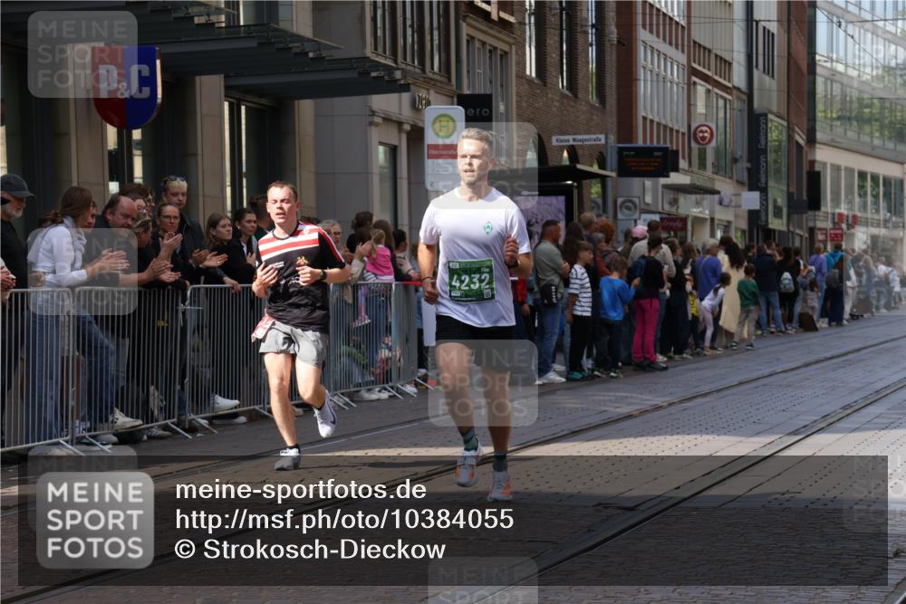 13.09.2026 - 21. swb-Marathon Bremen Strokosch-Dieckow http://msf.ph/oto/10384055 13.09.2026 12:50:11 Ziel 520, 4232, 8075, 547, 7692 meine-sportfotos.de
