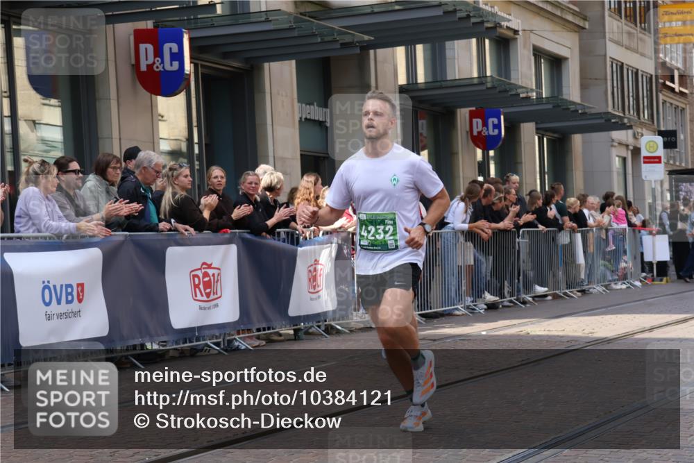 13.09.2026 - 21. swb-Marathon Bremen Strokosch-Dieckow http://msf.ph/oto/10384121 13.09.2026 12:50:12 Ziel 520, 4232, 8075, 547, 7692 meine-sportfotos.de