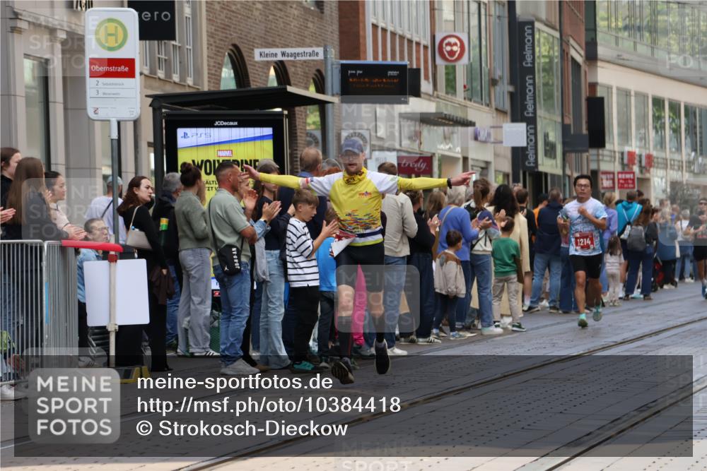 13.09.2026 - 21. swb-Marathon Bremen Strokosch-Dieckow http://msf.ph/oto/10384418 13.09.2026 12:50:51 Ziel 858, 1453, 1639, 668, 1214, 8075 meine-sportfotos.de
