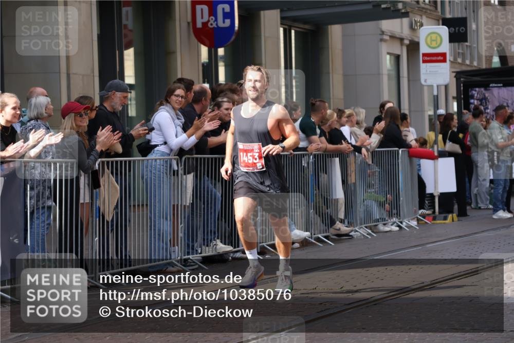 13.09.2026 - 21. swb-Marathon Bremen Strokosch-Dieckow http://msf.ph/oto/10385076 13.09.2026 12:51:15 Ziel 3617, 13033, 858, 1453, 1639 meine-sportfotos.de
