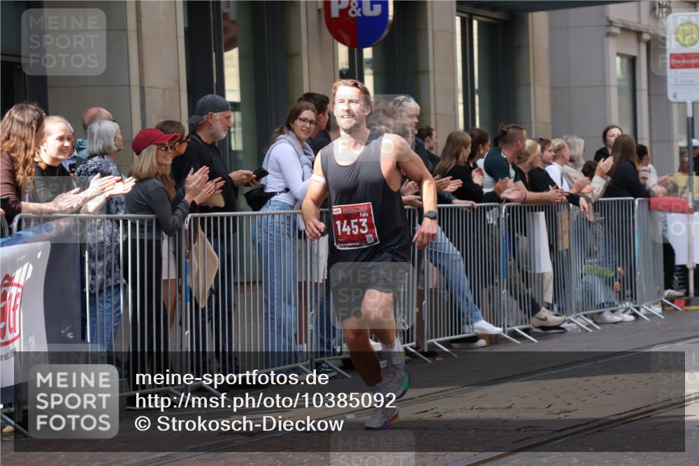 13.09.2026 - 21. swb-Marathon Bremen Strokosch-Dieckow http://msf.ph/oto/10385092 13.09.2026 12:51:16 Ziel 3617, 13033, 858, 1453, 1639 meine-sportfotos.de