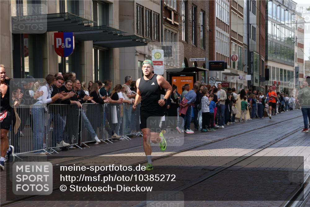 13.09.2026 - 21. swb-Marathon Bremen Strokosch-Dieckow http://msf.ph/oto/10385272 13.09.2026 12:51:57 Ziel 959, 1357, 1507, 482, 943, 1126 meine-sportfotos.de