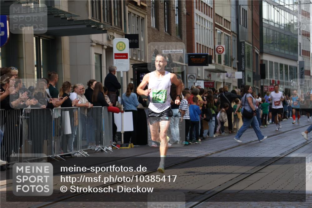 13.09.2026 - 21. swb-Marathon Bremen Strokosch-Dieckow http://msf.ph/oto/10385417 13.09.2026 12:52:17 Ziel 525, 553, 1507, 7768, 8729, 959, 1357, 1507 meine-sportfotos.de