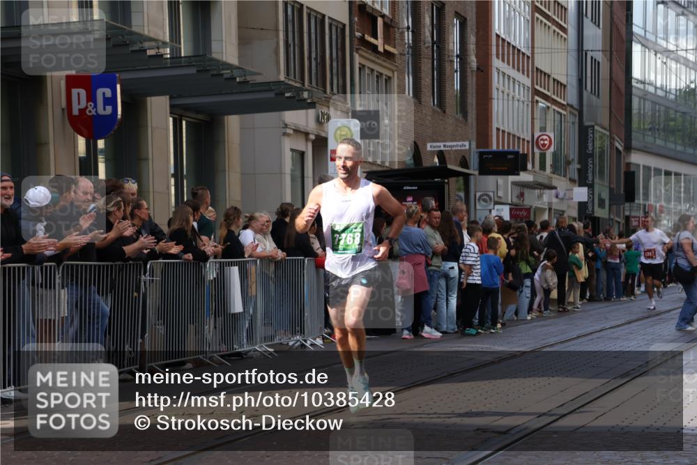 13.09.2026 - 21. swb-Marathon Bremen Strokosch-Dieckow http://msf.ph/oto/10385428 13.09.2026 12:52:17 Ziel 525, 553, 1507, 7768, 8729, 959, 1357, 1507 meine-sportfotos.de